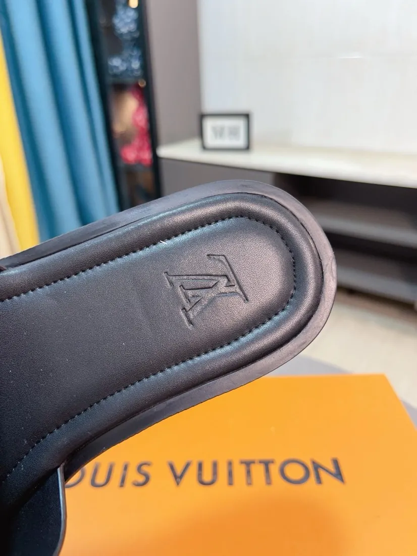 Men's shoes 💰340🌸🌸LV medium men's spring and summer slippers counter synchronization. The uppers are imported cowhide fabrics from Italy, logo graphics and high-quality craftsmanship. Soles: original soles specially provided by the original factory. Exclusive molded soles are super comfortable. Original factory single goods. 🔍🔍High quality. You can enter and exit the counter at will. Welcome to compare. Size 38-45